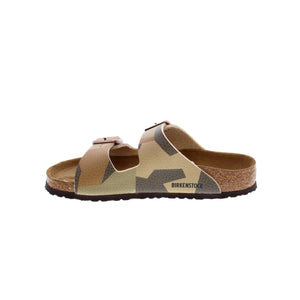 The classic Arizona Birkenstock is now available for kids! Featuring a high-quality manmade leather upper, this lightweight and durable, Vegan-friendly sandal is perfect for anything a playdate can throw their way!