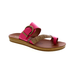 Experience the carefree vibes of Los Cabos Bria sandals. Slip into effortless style with a bamboo-wrapped toe strap, complemented by an antique round buckle on the back strap. Perfect for vacations, strolls on the beach, or on-the-go moments, these sandals add a touch of natural beauty to any outfit.