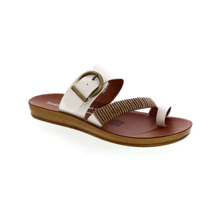 Experience the carefree vibes of Los Cabos Bria sandals. Slip into effortless style with a bamboo-wrapped toe strap, complemented by an antique round buckle on the back strap. Perfect for vacations, strolls on the beach, or on-the-go moments, these sandals add a touch of natural beauty to any outfit.