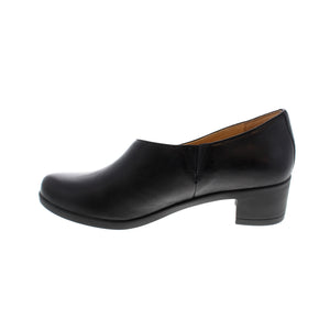 The Dansko Camdyn in black is the perfect addition to any formal wardrobe. It features a modern materials approach that combines with anytime style for a professional, tailored look. The chrome-free leather linings and 100% recycled textile linings with Aegis® Microbe Shield offer maximum odor control. Feel stylish and comfortable all day long.