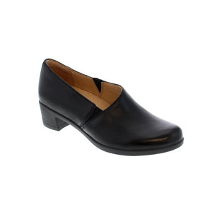 The Dansko Camdyn in black is the perfect addition to any formal wardrobe. It features a modern materials approach that combines with anytime style for a professional, tailored look. The chrome-free leather linings and 100% recycled textile linings with Aegis® Microbe Shield offer maximum odor control. Feel stylish and comfortable all day long.