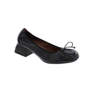 The Wonders D-9802 heeled ballerinas in classy black leather will be sure to make you stand out. With a delicate bow detail, elegant toe detail, and an elastic trim - get ready to wow with these retro-inspired beauties!