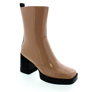 The Aquaflex Foxy Biscuit boots are the perfect combination of fashion and comfort. Crafted with a patent Vegan leather upper, these shoes offer a unique and stylish design, enhanced by a side zipper for easy slip-on and a cushioned interior to keep your feet comfortable all day long.
