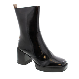 The Aquaflex Foxy Biscuit boots are the perfect combination of fashion and comfort. Crafted with a patent Vegan leather upper, these shoes offer a unique and stylish design, enhanced by a side zipper for easy slip-on and a cushioned interior to keep your feet comfortable all day long.