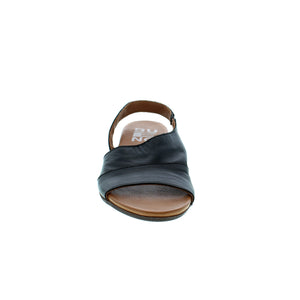 Bueno Tansing is a sophisticated sandal made with an asymmetrical strap, elastic goring and a secure ankle fit. Crafted with meticulous attention to detail, this modern style provides reliable stability and comfort.