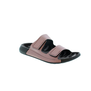 The Ecco 2nd Cozmo slide features FLUIDFORM™ technology and is crafted with soft full-grain leather joined to a flexible sole to create a one-piece slide. Featuring PU midsole, adjustable straps - these slides offer Scandinavian style while offering unbeatable comfort.