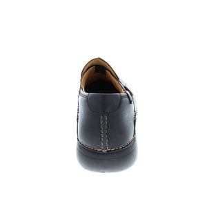 The Un.Loop is a casual, clog style shoe featuring a button-up entry and detailed stitching. With a breathable, leather lining and an easy slip-on design, this comfortable shoe will quickly become your favorite everyday shoe!