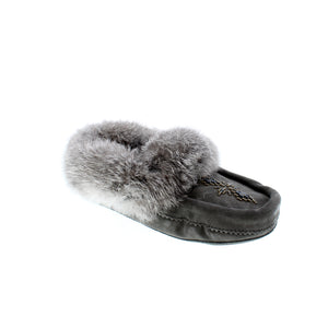 Manitobah Mukluks Tipi is trimmed with fur and crafted with soft, breathable suede, fleece footbed and a soft suede sole to offer barefoot-style comfort.
