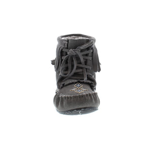 This Manitobah Mukluks Harvester Lined - Charcoal shoe is a unique blend of functionality and comfort. Featuring a breathable fleece-lined footbed and a Vibram sole created in partnership with an Indigenous artist, this lightweight shoe is perfect for all your outdoor adventures.