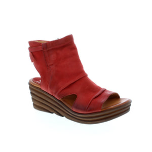 The Miz Mooz Anna wedge features a ruched leather upper, inside zipper for easy on/off. This wedge is lightweight and comfortable to tackle whatever the day holds!