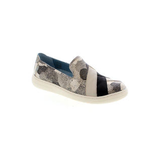 Cloud Fa's Graphite Clochs are a stylish and comfortable slip-on shoe made from luxurious Italian leather. Their patchwork design is super soft, and their comfortable cushioned insoles offer arch support for all-day wear.