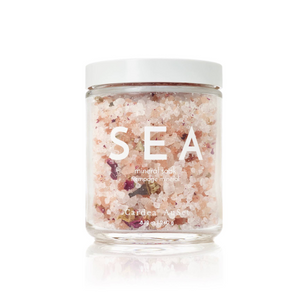 The Mineral Soak Sea is crafted from sea salts sourced from the Dead Sea and Himalayas and dried rose petals. Up your hydration and wake up your senses with a boost of magnesium, calcium, sulphur and selenium, all while soothing tired muscles, stimulating circulation. 