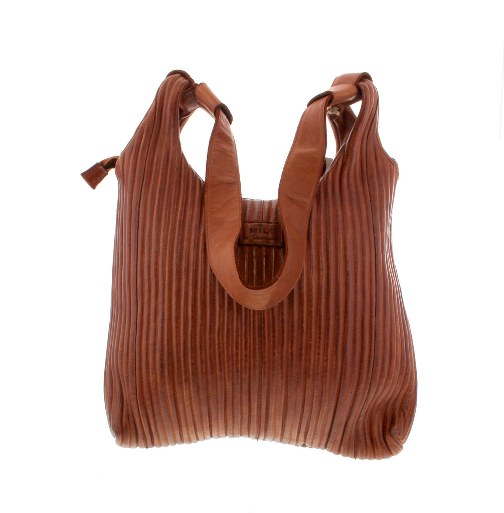 The Camilla handbag from Milo is expertly designed to hold all your essentials with ease. Featuring generous storage and multiple compartments, it ensures your belongings stay organized, making it an essential addition to your wardrobe.