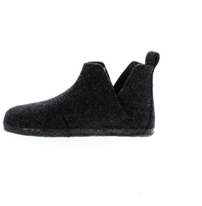 Stay cozy on chilly evenings with the BIRKENSTOCK Andermatt slipper boot. Featuring an ankle height, shearling-lined footbed, and pull tab for easy on and off, this wool felt slipper provides both warmth and convenience. Perfect for lounging in comfort.