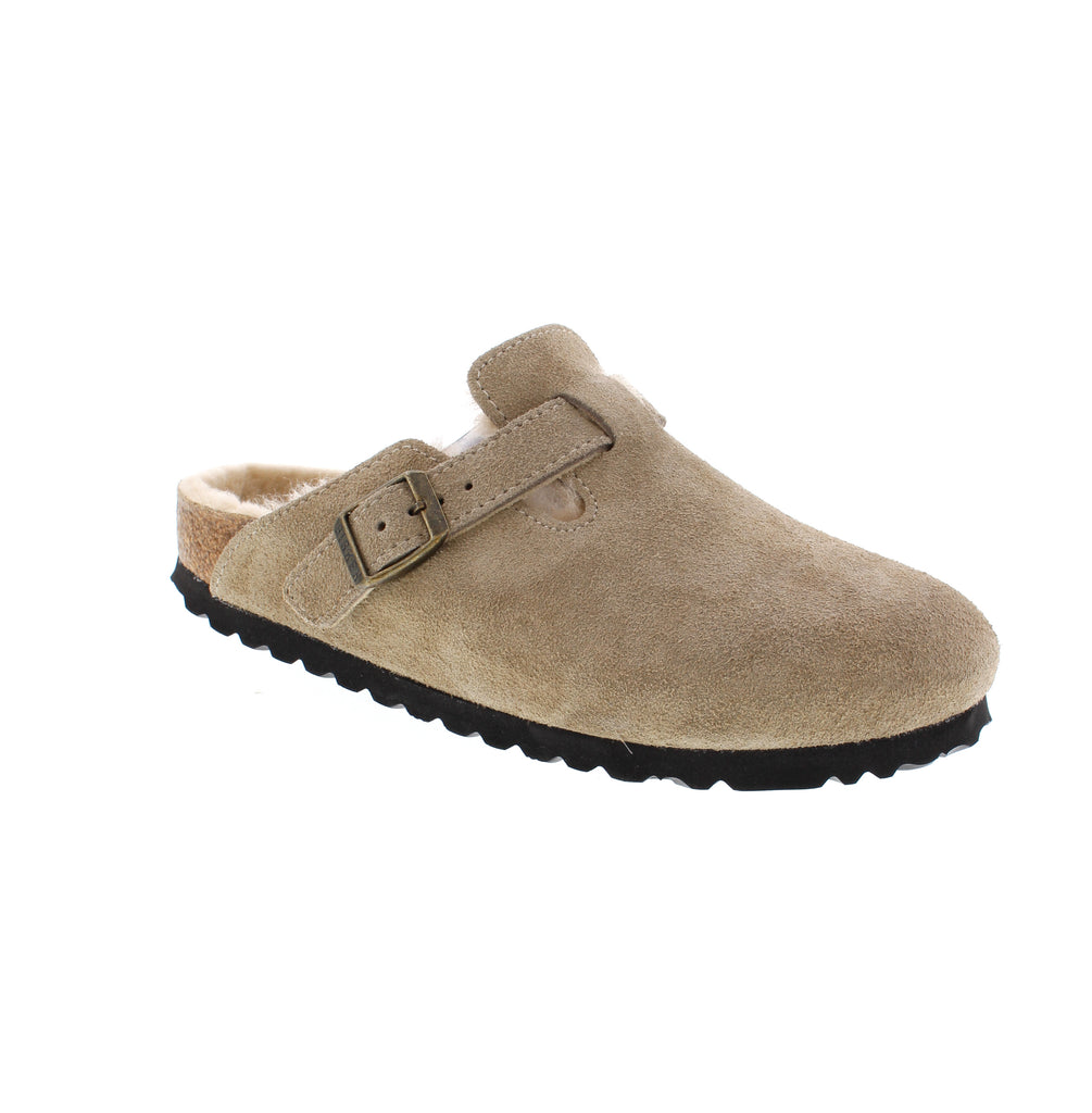 Sink into cozy comfort with the Birkenstock Women's Boston Shearling in Taupe a timeless clog that combines soft suede and plush sheepskin lining for year-round warmth. The signature hard footbed with orthopedic arch support and deep heel cup keeps your feet aligned and supported, while the adjustable buckle ensures a customized fit.