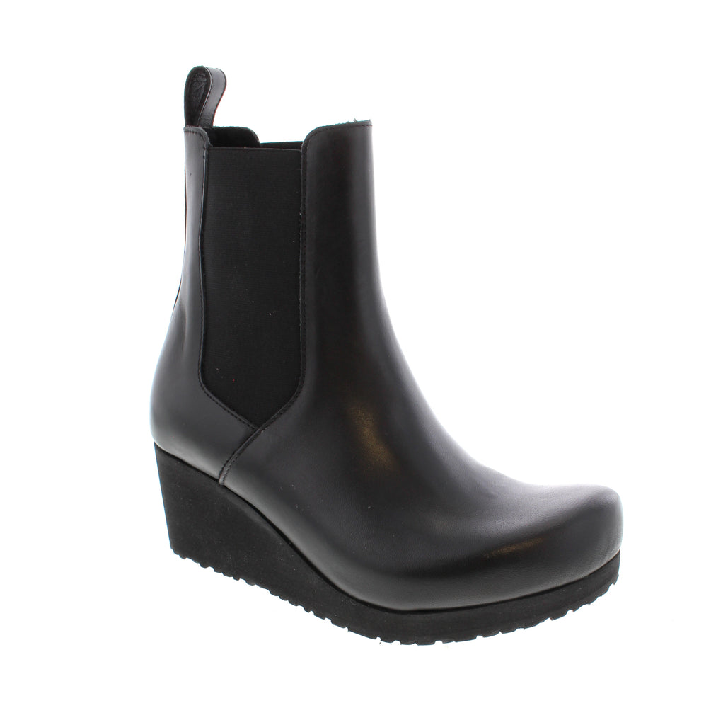 The Birkenstock Ebba Pull On ankle boot combines the ergonomic support of the classic BIRKENSTOCK® footbed with a stylish wedge heel, offering elevated fashion without compromising comfort. Crafted from premium natural leather, this boot ensures optimal weight distribution to reduce forefoot pressure, making it an ideal choice for all-day wear. Its sleek design and easy pull-on style make it a versatile addition to any wardrobe seeking both function and sophistication.