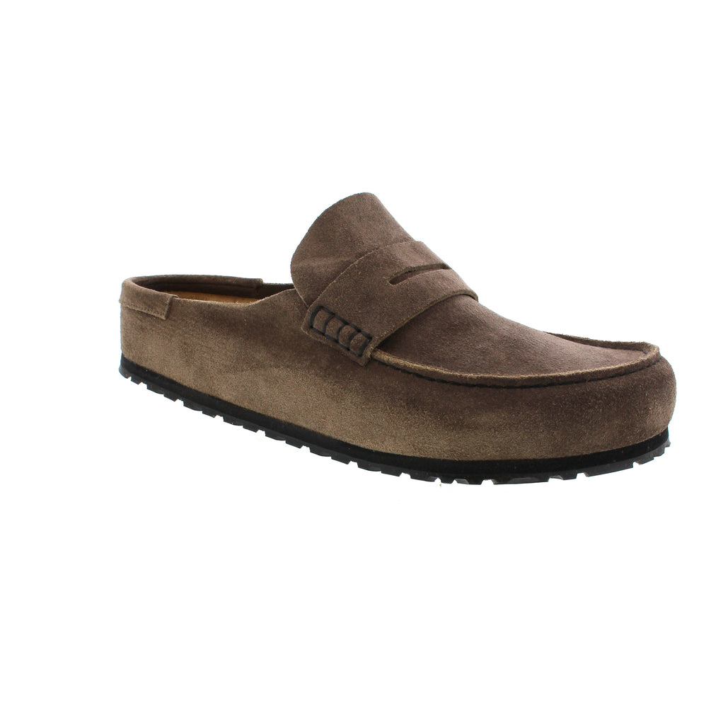 The Birkenstock Naples 2.0 in Concrete combines moccasin-style craftsmanship with modern comfort. Its soft suede upper complements the unique classic stitching, while the cushioning midsole ensures lasting support. Equipped with a rubber grip sole, this clog offers reliable traction, making it an ideal choice for everyday wear with refined comfort and durability.