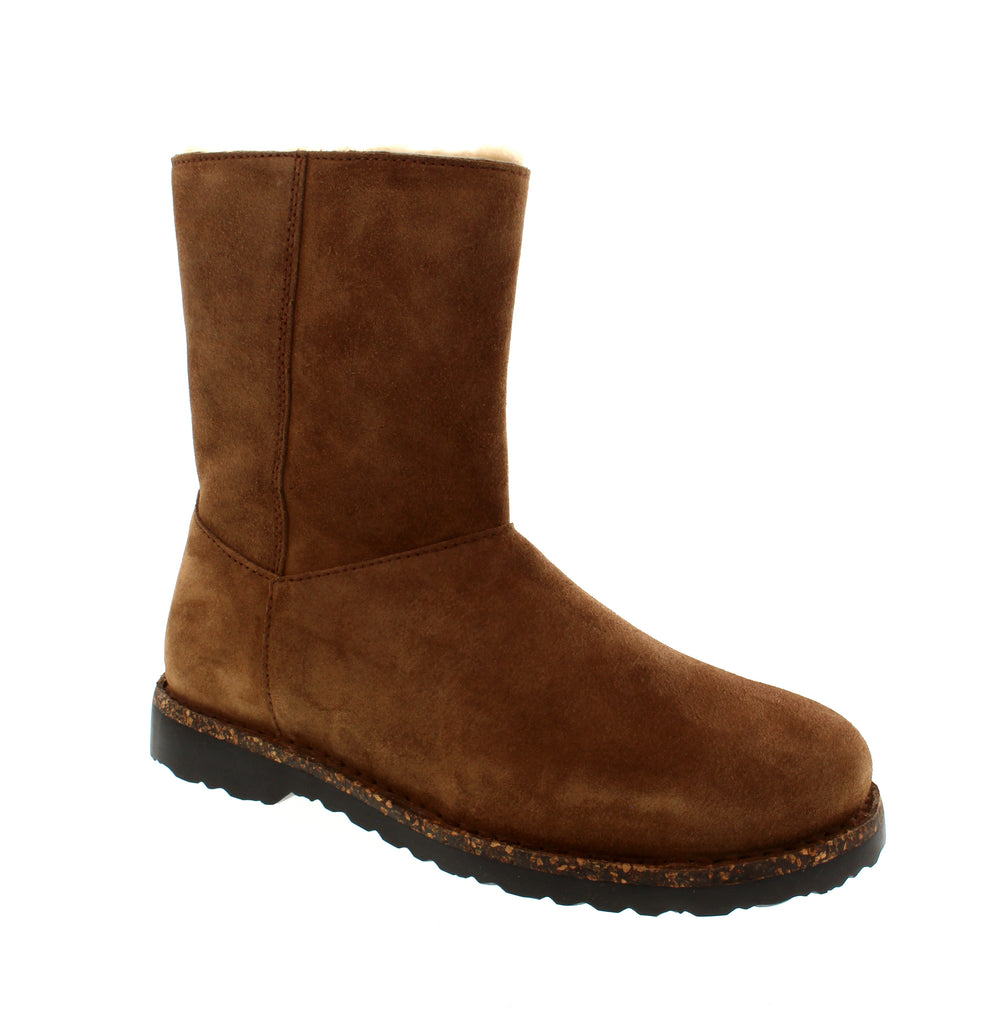 The Birkenstock Uppsala Zip combines ease and warmth with its convenient zip closure and plush suede exterior. Inside, a genuine shearling lining provides superior insulation, while the contoured footbed ensures lasting comfort and support in cold conditions. Designed for effortless wear, this boot is ideal for navigating chilly weather with reliable warmth and expert craftsmanship.