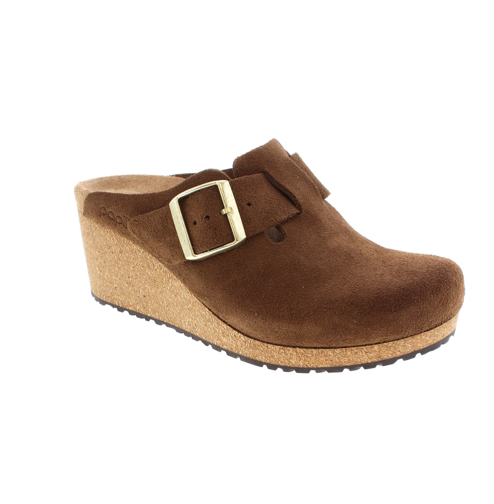 The Birkenstock Papillio Fanny features an elongated, minimalist upper crafted from soft suede that comfortably embraces the foot like a second skin. Its wedge heel subtly lengthens the leg, giving the clog a refined silhouette while reducing bulkiness. This natural, elegant design combines comfort with a sleek profile, perfect for those seeking both style and support.
