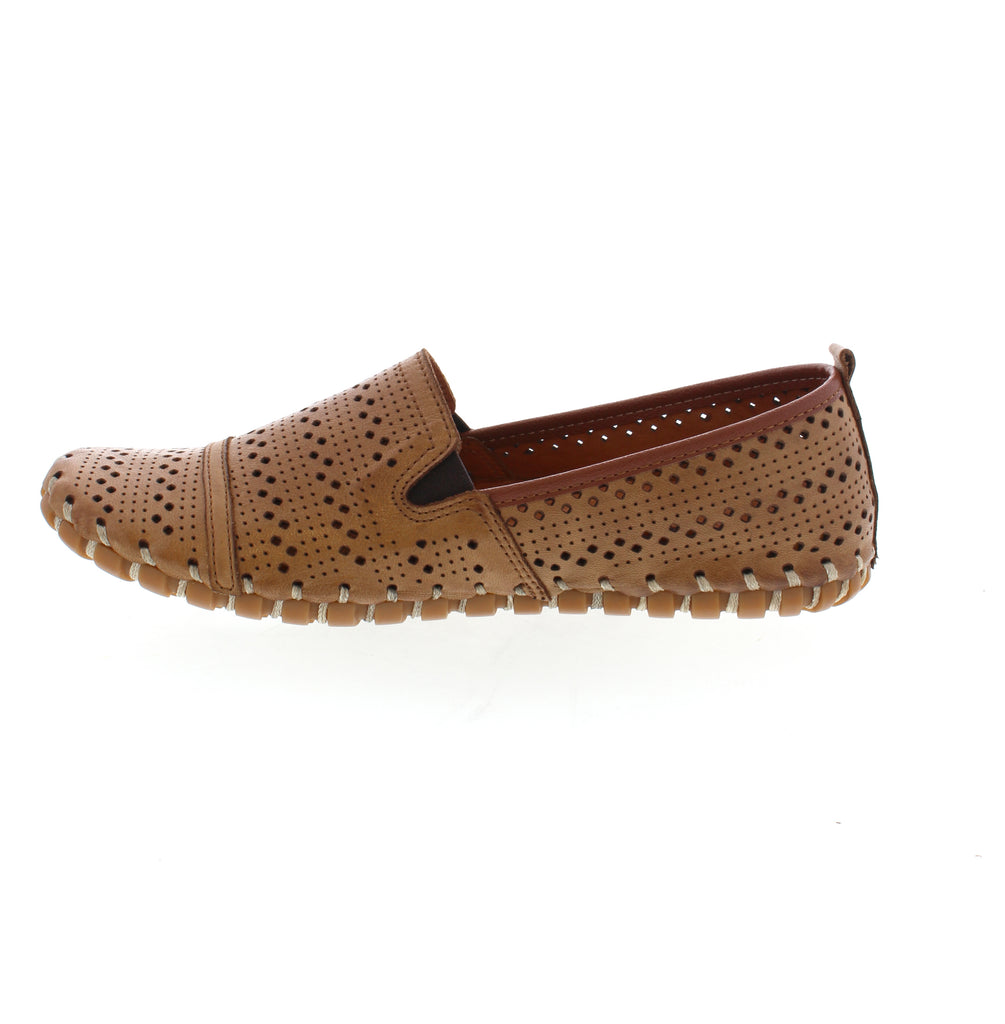Experience a new level of comfort and style in the Volks Walkers 1180. Its perforated leather upper offers breathability and style, while the cushioned footbed ensures maximum comfort and protection. Look stylish and feel great with this unique shoe.