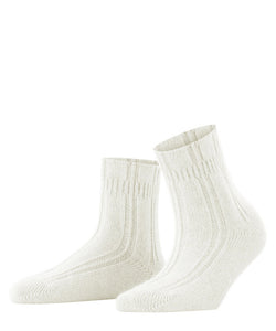 Indulge in luxurious comfort with Falke Bedsocks in Off-White. Made with a special angora mix, these socks keep your feet cozy and warm while lounging. The perfect Falke fit and soft cuff offer unmatched comfort. 