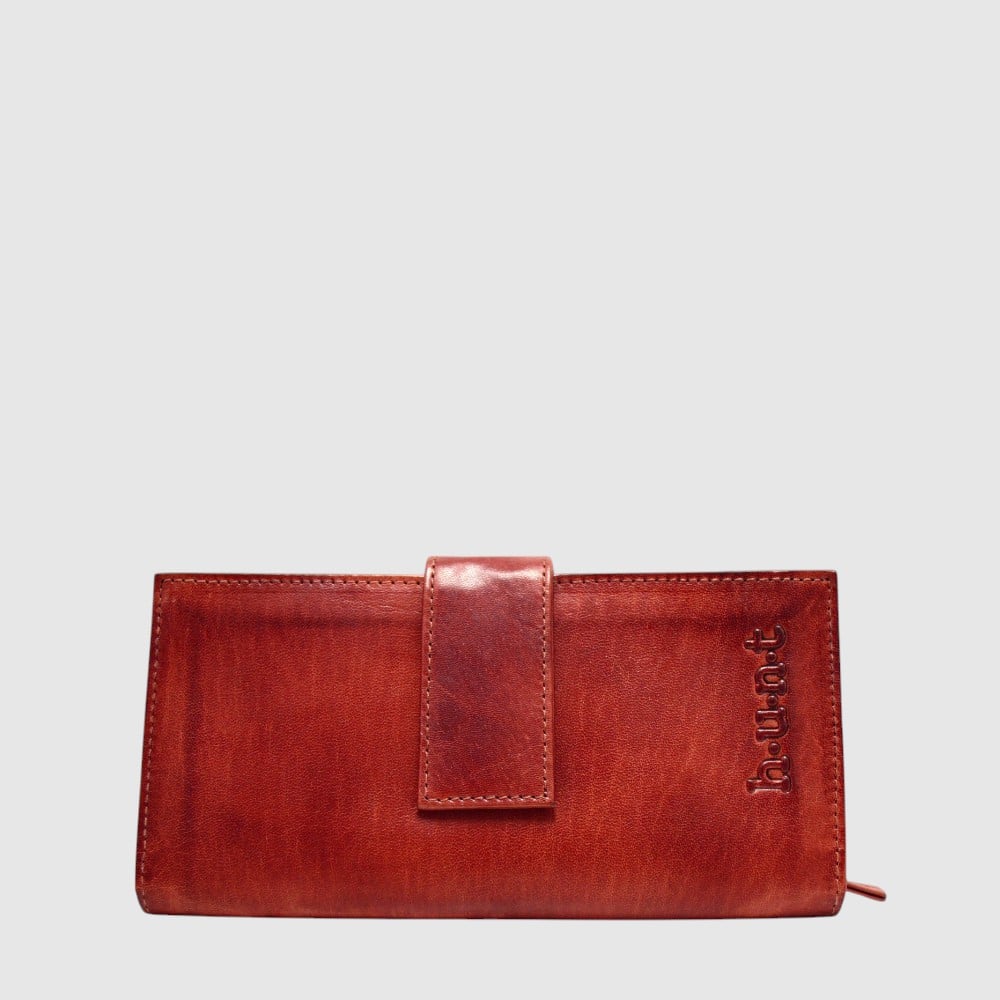 The HUNT Wallet HU217840 is made from natural leather. This wallet has RFID protection, a side zip to keep your coins and a transparent ID window.