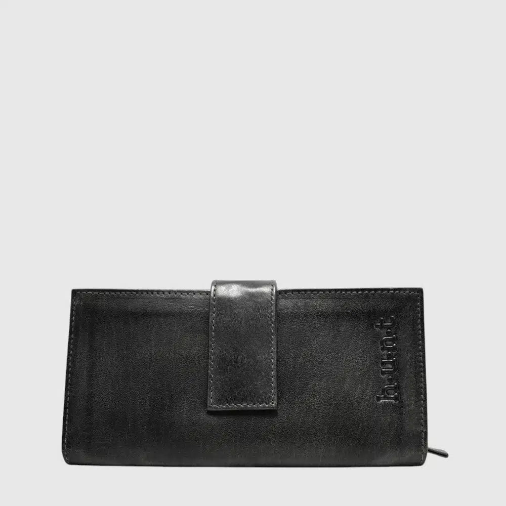 The HUNT Wallet HU217840 is made from natural leather. This wallet has RFID protection, a side zip to keep your coins and a transparent ID window.