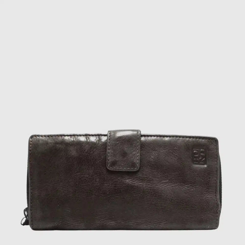 This hunt wallet will keep you organized in style.The multiple card slots with snap closure and money pockets with zip closure will keep your items secure.