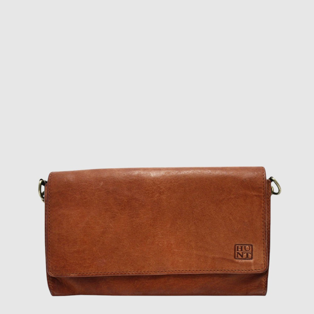 The versatility of the Hunt HU228645-120 bag makes it ideal for daily use. Its spacious design allows for efficient storage and safe transportation of all your personal items, making it the perfect choice for a functional purse.