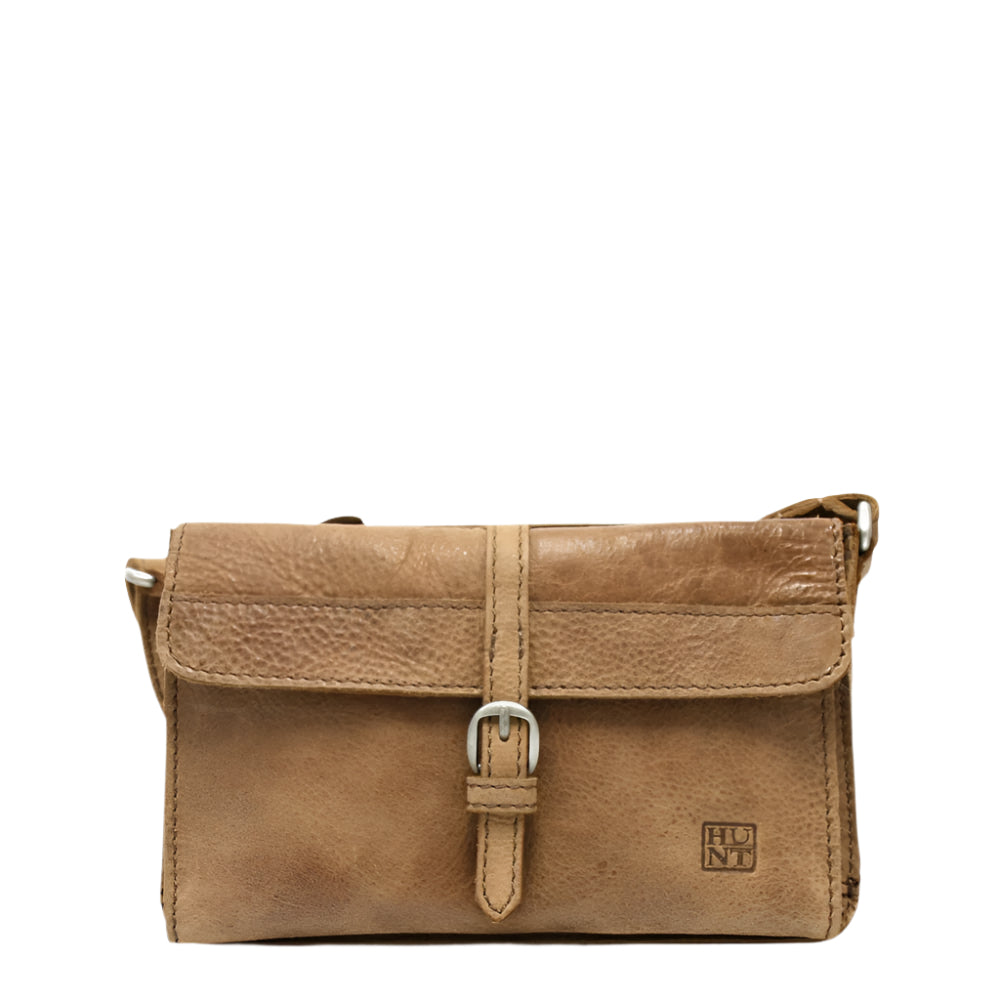 The Hunt HU559566-122 bag offers unparalleled versatility for your daily needs. With its spacious design, it efficiently stores and safeguards all your personal items, ensuring a functional and stylish purse for any occasion.