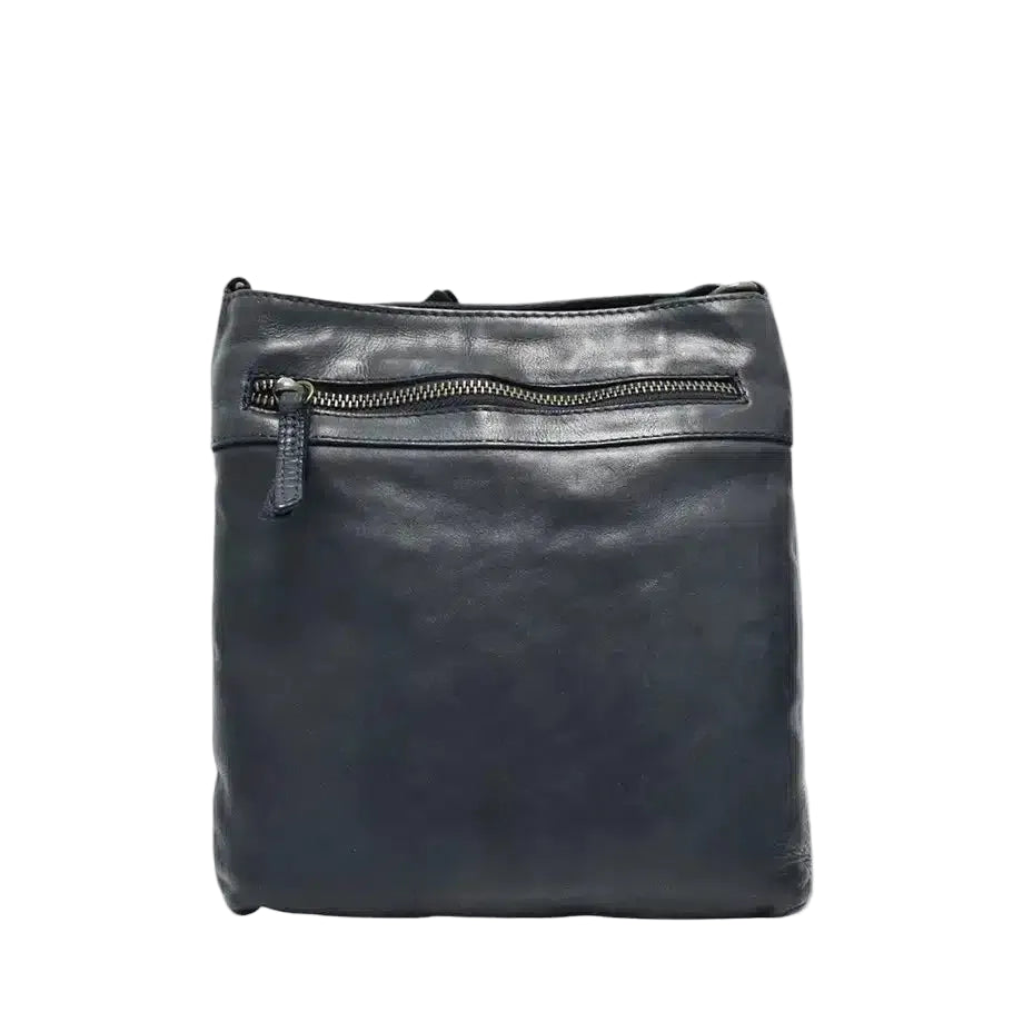 The Trend 22338 is crafted in luxurious leather and has reliable zipper closures for secure storage. The streamlined design works perfectly for casual adventures. Durable, practical, and effortlessly chic.