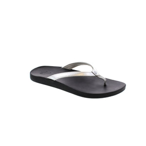 The OluKai Puawe sandal offers a slim, delicate design and all-day comfort. Its versatility makes it perfect for everyday island wear, as well as beach and pool trips - the straps and foam footbed are water-friendly and easy to dry. Enjoy the classic comfort of OluKai for your next adventure.
