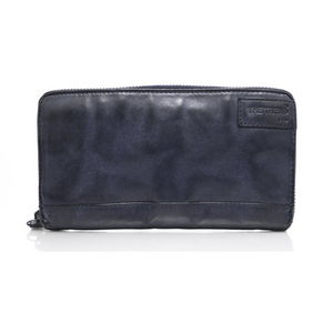 The Trend 22106 wallet will keep your finances in check, with plenty of room for cash, cards, and receipts. Its sleek design gives it a timeless sophistication, while its durable leather will keep your belongings secure. 