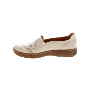 Experience style and unbeatable comfort with Clarks' Magnolia Aster shoes. Finishing off with intricate laser-cut details, these casual shoes offer a PU foam footbed for superior cushioning and a TPR sole for maximum traction. Perfect for summer exploring!