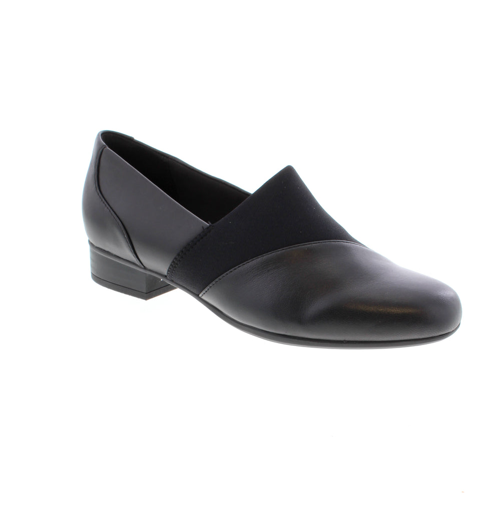 Effortless elegance meets everyday comfort in the Clarks Juliet Gem. This slip-on flat features a supple leather upper and cushioned foam midsole, designed to keep you comfortable from morning to night.