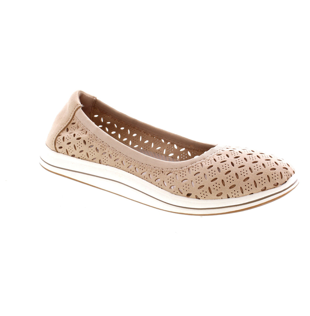 Introducing the Clarks Breeze Roam in Beige - the perfect addition to your spring wardrobe! With a removable Cushion Soft footbed and breathable, perforated design, these Cloudsteppers™ provide all-day support and comfort for any activity.