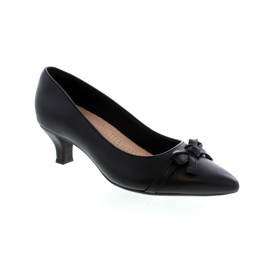 Effortlessly elevate any look with Clarks Kepley Holly. Perfect for both date nights and office days, its pointed toe adds sophistication while the soft cushioning and flexible outsole provide all-day comfort. The delicate bow detailing completes the feminine aesthetic.