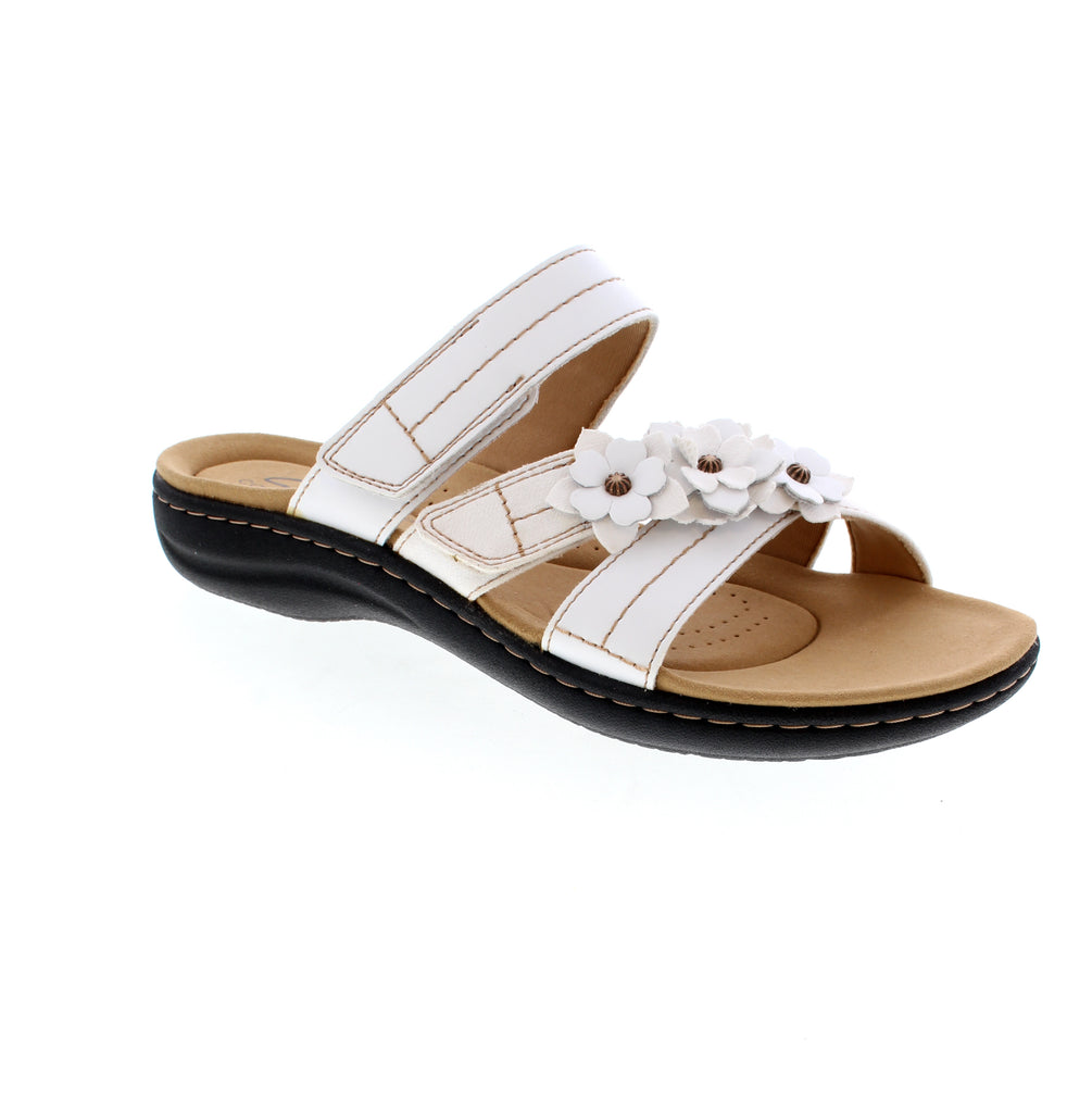 Step into effortless style with the Clarks Laurieann Rose. This sandal combines comfort and style. The decorative flower detailing is a great addition to your summer outfits.