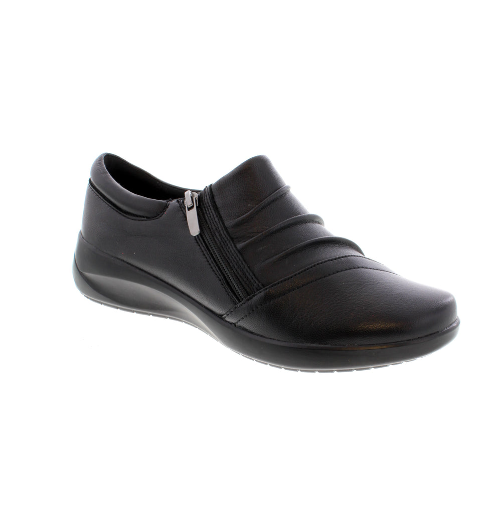 The Clarks Kaetlyn Mila in black features premium leather construction and a refined outsole, offering a polished and professional appearance. Its plush foam footbed ensures all-day comfort, supporting your feet during long office hours. Designed to effortlessly complement your daily routine, this shoe balances elegant style with enduring ease.
