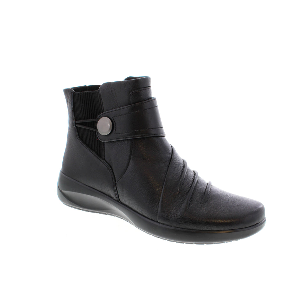 The Clarks Kaetlyn Sara in Black features soft, smooth leather and refined soles, accented with dressy hardware for a timeless, polished look. Designed for seamless integration into your daily routine, it balances professional style with comfortable wear throughout the workweek.