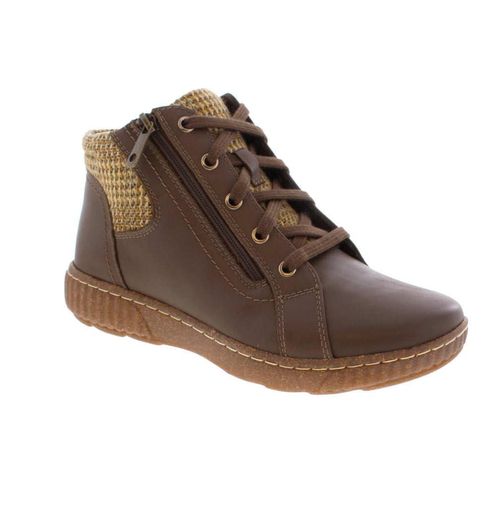 Elevate your everyday style with the Clarks Caroline Fiana, a sophisticated brown leather ankle boot designed for comfort and versatility. This flatform boot features a leather upper with microfiber lining and a supportive foam midsole, making it perfect for casual wear from morning to night.