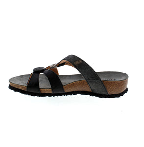 The Think! Julia 246 thong sandal is designed for maximum comfort. Its lightweight, airy materials and criss-cross foot straps provide greater stability and support, while the button leather detailing adds a stylish touch. 