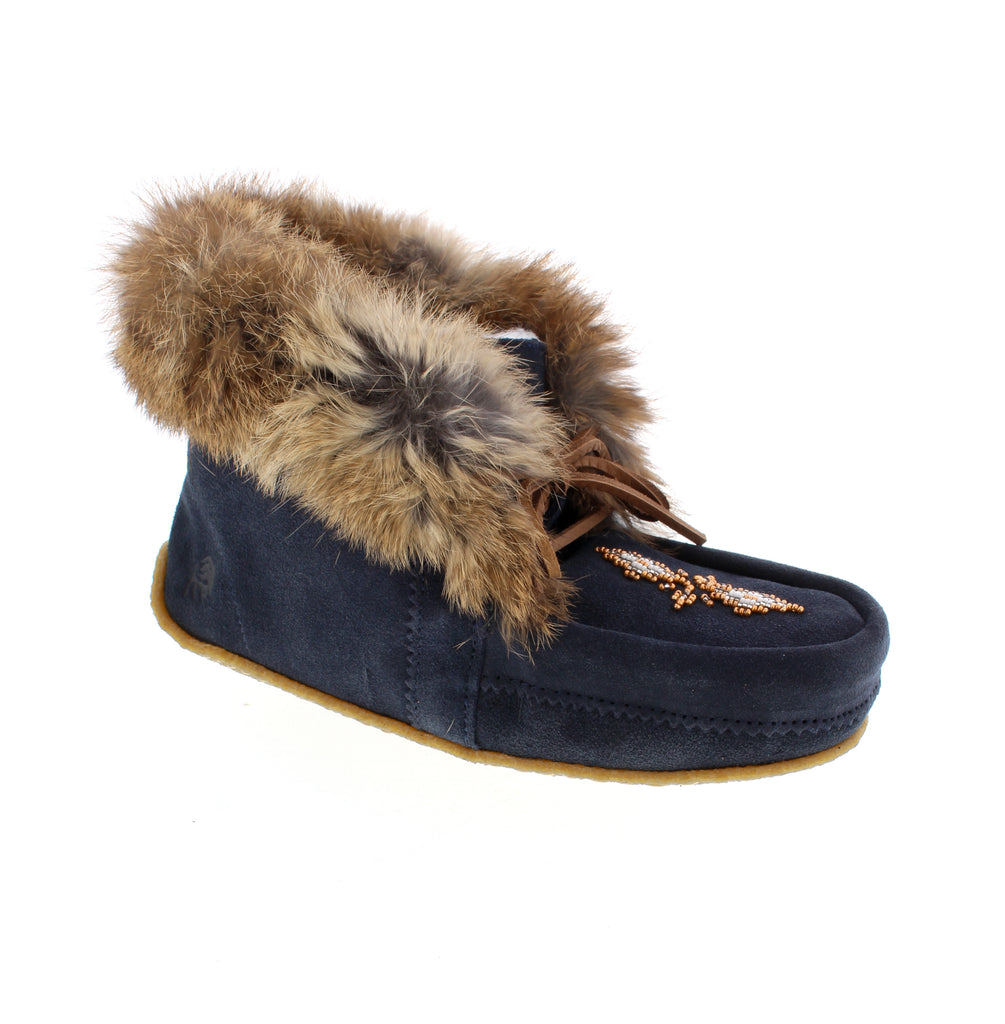 The Manitobah Tipi Moccasin blends timeless style with everyday comfort. Crafted from soft suede with fur trim and a cozy fleece footbed, it's perfect for relaxing at home or at the cottage. Designed for all-day wear, the Tipi features a breathable suede upper, plush fur lining, and a soft suede sole that feels like barefoot comfort. A luxury slipper built to last.