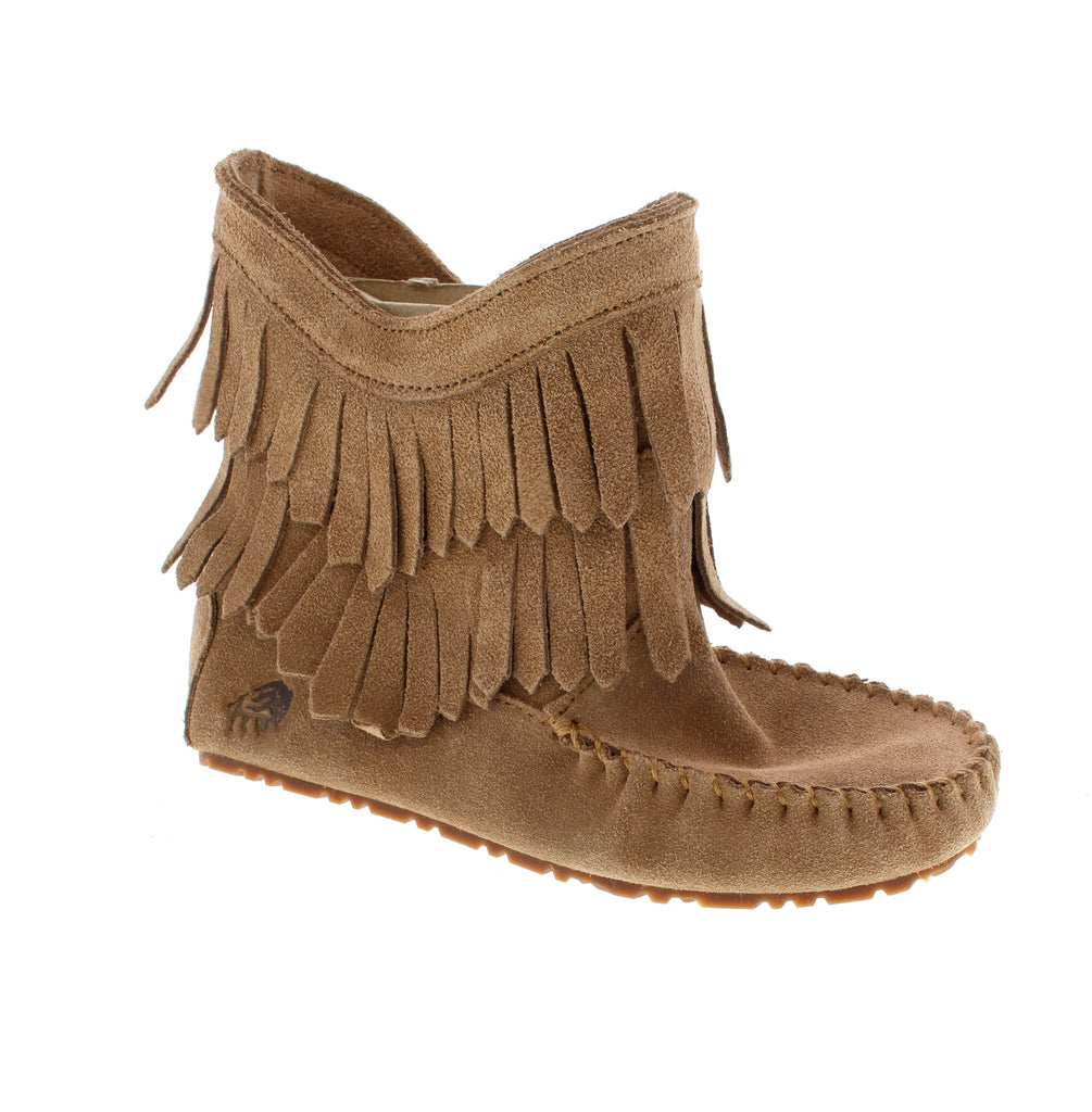 The Manitobah Mukluks Tiny Dancer in Oak is a charming mini version of the beloved Dancer Boot designed especially for kids. Made from soft suede, it features a classic moc-stitched toe and playful suede fringe that sways with every step, adding a lively touch to little feet. The sole is adorned with unique artwork by Haudenosaunee designer Niio Perkins, blending cultural heritage with creative expression. 