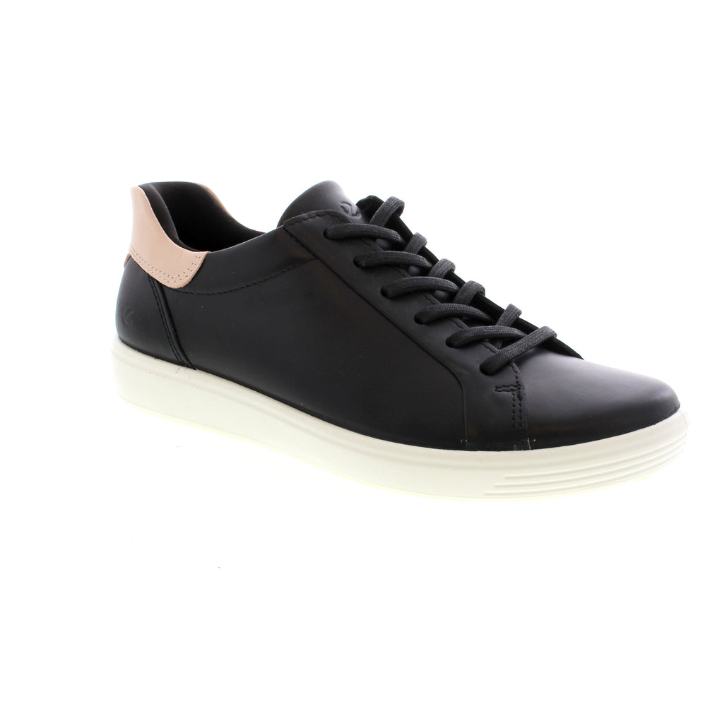 The ECCO men's sneaker features a long-lace closure system, ECCO Comfort Fibre System to keep your feet fresh all day and a hard-wearing, fashionable chunky sole.
