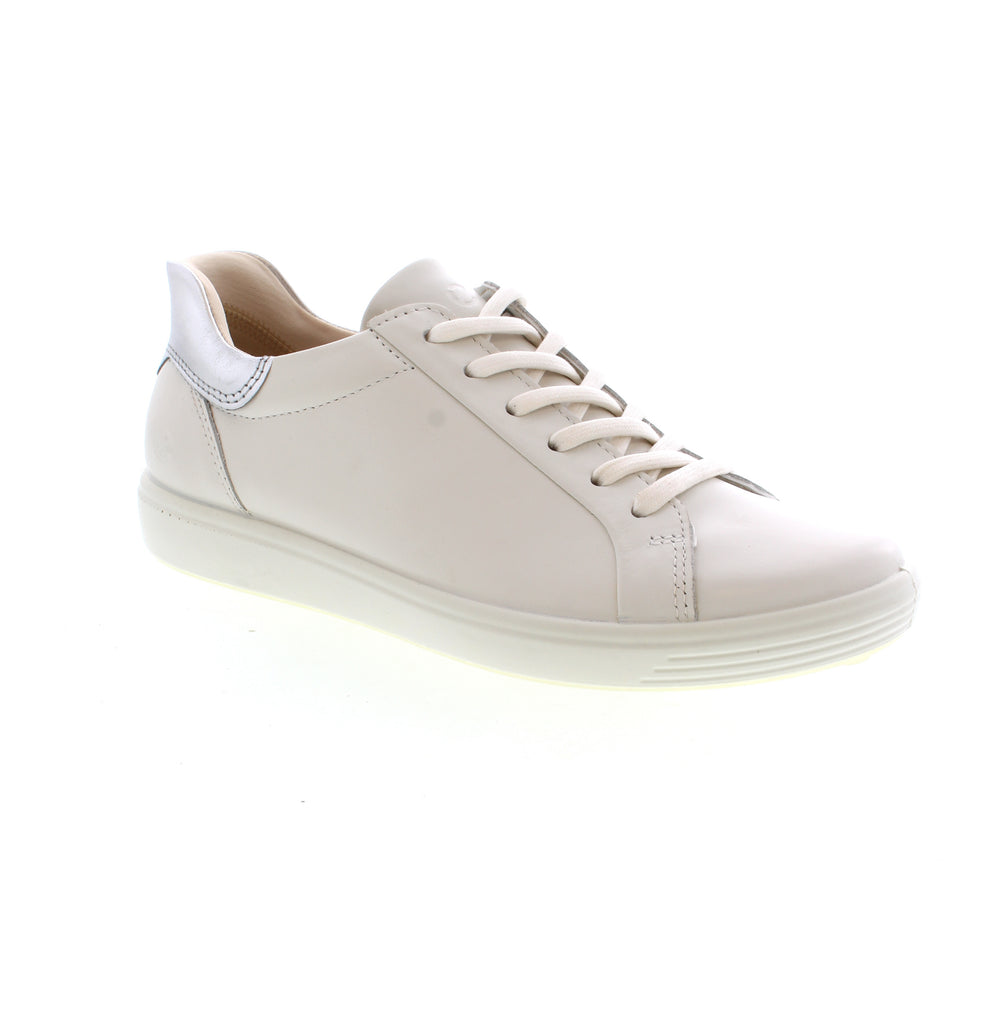 The ECCO sneaker features a long-lace closure system, ECCO Comfort Fibre System to keep your feet fresh all day and a hard-wearing, fashionable chunky sole.