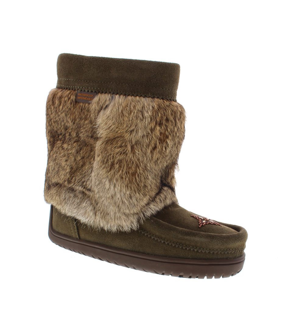Designed for both urban exploration and rugged outdoor adventures, the Manitobah Mukluks WTP Half Mukluk in Olive offers dependable warmth and waterproof protection throughout the coldest months. Crafted from premium cowhide suede and accented with luxurious rabbit fur trim, this boot combines traditional mukluk style with practical versatility thanks to its shorter silhouette. The cozy sheepskin-lined footbed ensures all-day comfort, while waterproofing up to 4 inches safeguards your feet from snow.