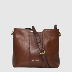 The Valeriana Premium Bag from The Trend offers exceptional craftsmanship with its rich Italian leather construction, ensuring durability and a refined look. Designed in a versatile brown shade, this bag strikes the perfect balance between roomy and compact, making it ideal for daily use. Whether running errands or heading out for an evening, it comfortably holds your essentials while adding a subtle, playful charm to your outfit. 