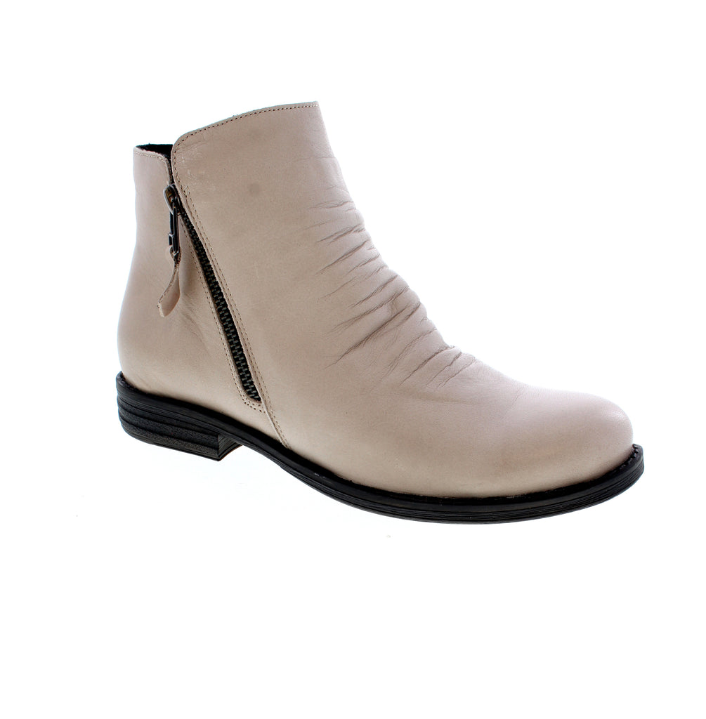 Elevate your everyday style with the Everly Allie, a versatile grey bootie that seamlessly transitions from casual outings to weekend adventures. Crafted with premium leather and finished with a comfortable block heel, this ankle boot delivers both sophistication and all-day wearability.