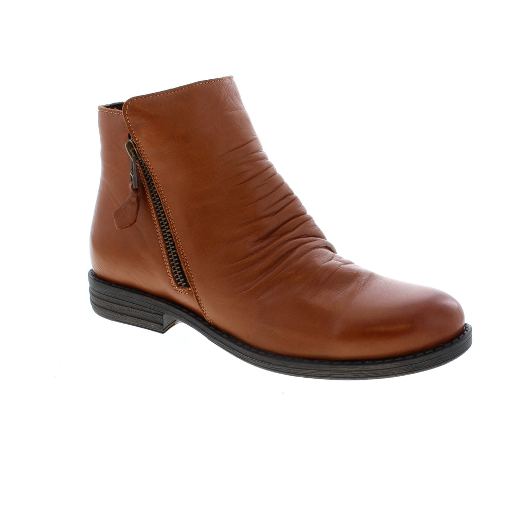 Elevate your everyday style with the Everly Allie, a versatile tan bootie that seamlessly transitions from casual outings to weekend adventures. Crafted with premium leather and finished with a comfortable block heel, this ankle boot delivers both sophistication and all-day wearability.